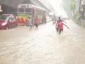 LIVE: मुंबईत दमदार पाऊस; मध्य रेल्वे विस्कळीत, रस्ते वाहतूकही मंदावली - Marathi News | Mumbai Rain Live update local trains are running smoothly Monsoon 2018 | Latest mumbai News at Lokmat.com