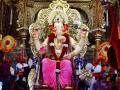 कोळी समाजाने घेतले लालबागच्या राजाचे दर्शन - Marathi News | koli community took darshan of the lalbaugcha raja | Latest mumbai News at Lokmat.com