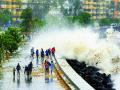 मुंबईच्या समुद्रकिनारी सव्वातीनशे टन कचरा - Marathi News | Thirty-three tons of sewage treatment in Mumbai | Latest mumbai News at Lokmat.com