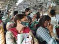 रेल्वे प्रवासात सोशल डिस्टन्सिंगचा फज्जा - Marathi News | The fuss of social distance in train travel | Latest kalyan-dombivli News at Lokmat.com