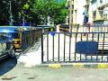 शांतीनगरमध्ये पदपथांच्या संरक्षक जाळ्यांना विरोध - Marathi News | Opposition to guard patrols of sidewalks in Shantinagar | Latest thane News at Lokmat.com