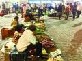 रेल्वेस्थानकाच्या आवारात फेरीवाल्यांचा शिरकाव, प्रवासी-नागरिक त्रस्त - Marathi News |  Insertion of hawkers in the premises of the railway premises; | Latest navi-mumbai News at Lokmat.com