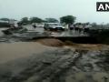 Video : जालना जिल्ह्यात मुसळधार पाऊस, चक्क रस्ताच वाहून गेला - Marathi News | Video: Jalna district was flooded with heavy rainfall and road wash out | Latest jalana News at Lokmat.com