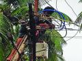तरुणांच्या पुढाकारातून वीजपुरवठा झाला सुरळीत - Marathi News | The power supply was smooth due to the initiative of the youth | Latest raigad News at Lokmat.com