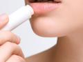 ओठ फुटलेत-कोरडे झालेत? मॉइश्चरायझर म्हणून लिप बाम चांगला की ऑइल बाम, ‘असं’ ठरवा.. - Marathi News | lip oil vs lip balm which is better for moisturizing lips | Latest sakhi News at Lokmat.com