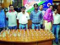 मुलांच्या मदतीने दारू तस्करी : महिलेस अटक - Marathi News | Liquor smuggling with the help of children: the arrest of the woman | Latest nagpur News at Lokmat.com