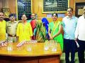 दारूची तस्करी करणाऱ्या तीन महिलांना अटक - Marathi News | Three women liquor smugglers arrested | Latest nagpur News at Lokmat.com