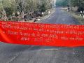 एटापल्लीत बॅनरबाजी, नक्षलवाद्यांकडून भारत बंदचे होते आवाहन - Marathi News | Banners in Etapalli, Naxalites call for India to close on sunday | Latest gadchiroli News at Lokmat.com
