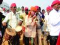 किसान लाँग मार्च : पोळलेले पाय, वळलेल्या मुठींत संघर्षाचा निर्धार - Marathi News |  Farmer Long March: Stucked feet, the determination of conflict in the folded knees | Latest thane News at Lokmat.com