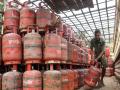 LPG Gas Crisis : बुकींग ऑनलाईनच अन् घरगुती सिलिंडर केवळ घरपोच दिले जाणार - Marathi News | LPG Gas Crisis Booking will be done online and domestic cylinders will be delivered only through home delivery. | Latest pune News at Lokmat.com
