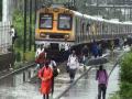 पावसामुळे लोकल ठप्प, स्टेशनवर प्रवाशांची गर्दी; मुंबईकरांचे प्रचंड हाल, घरी परतण्यासाठी तारांबळ - Marathi News | In Mumbai, Local trains are stuck due to rain, passengers are crowded at the station; Mumbaikars Struggling to return home | Latest mumbai News at Lokmat.com