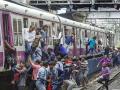आता लोकलच्या दारात लटकता येणार नाही; प्रयोग सुरु, कारण... - Marathi News | Now you can't hang yourself on the door of the local train; Experiment begins, because... | Latest mumbai News at Lokmat.com