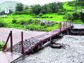 तात्पुरती सोय म्हणून लोखंडी पट्टीचा पूल केला तयार - Marathi News | The bridge made of bronze was prepared as a temporary provision | Latest raigad News at Lokmat.com