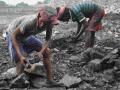सुरक्षा साहित्याविना कोळसा खाणीतील कामगारांचे कामच धोकादायक - Marathi News | Without safety equipment, the work of coal mine workers is dangerous | Latest chandrapur News at Lokmat.com