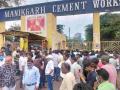 दुर्गंधीमुळे सिमेंट कंपनीच्या प्रवेशद्वाराची तोडफोड; दुसऱ्या दिवशी संतप्त नागरिकांचे आंदोलन - Marathi News | | Latest chandrapur News at Lokmat.com