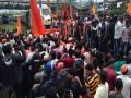 लोणावळ्यात मराठा आंदोलनकर्त्यांनी रेल्वे रोखली - Marathi News | Maratha movement activists stopped the train in Lonavla | Latest pune News at Lokmat.com