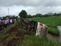 दापोली-पुणे शिवशाही बसला लोणेरेजवळ अपघात, 31 प्रवासी जखमी - Marathi News | dapoli pune shivshahi bus accident near lonere 31 passengers injured | Latest raigad News at Lokmat.com