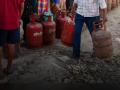 LPG टंचाईचा फटका; पुण्यात आणि मुंबईत दरांचा मोठा फरक; वाचा तुमच्या शहरातील लेटेस्ट रेट - Marathi News | LPG Shortage Update Pune Cylinder Price Hits ₹960; EESL to Procure 5 Lakh Electric Stoves | Latest business News at Lokmat.com
