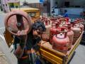 LPG Crisis: हॉटेल आणि उद्योगांसाठी 'गॅस' बंद! केंद्र सरकारचा मोठा निर्णय; केवळ घरगुती वापरासाठीच मिळणार एलपीजी - Marathi News | LPG gas supply to hotels, industries stopped; Gas cylinders will be available only for domestic use | Latest nagpur News at Lokmat.com