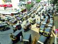कल्याणमध्ये अडवले स्कायवॉक : वारांगना, रिक्षाचालकांमुळे पादचारी त्रस्त, - Marathi News |  Skewvoc blocked in welfare: Varanganga, pedestrian stricken people, | Latest thane News at Lokmat.com