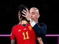 फुटबॉलच्या मैदानात एका चुंबनाने वादळ उठवले, त्याची गोष्ट! - Marathi News | Football: Spain soccer chief Luis Rubiales amid row over kiss with Women's World Cup winner | Latest editorial News at Lokmat.com