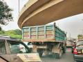 कांदिवली ते गोरेगाव अवजड वाहनांवर हवी बंदी; प्रवाशांची मागणी - Marathi News | Required ban on heavy vehicles from Kandivali to Goregaon | Latest mumbai News at Lokmat.com
