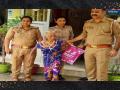 85 वर्षीय आजारी आईला रस्त्याच्या कडेला सोडून मुलगा फरार; पोलिसांनी दिला मदतीचा हात - Marathi News | senseless son left 85 years old sick mother on roadside up police treated elderly woman | Latest uttar-pradesh News at Lokmat.com