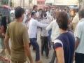 धक्कादायक! वडिलाच्या मृतदेहासाठी भर चौकात भाऊ-बहिणीत हाणामारी, पोलीस पोहचले आणि मग.... - Marathi News | Brother and sister fight over last rites of father in Kanpur | Latest crime News at Lokmat.com