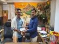 पराक्रमवीर मयूर शेळके यांचा आमदार गणपत गायकवाड यांनी केला गौरव - Marathi News | MLA Ganpat Gaikwad felicitated the hero Mayur Shelke | Latest kalyan-dombivli News at Lokmat.com