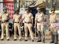 पहाटेच्या वेळी वाॅरंट घेऊन दारावर पोलिस धडकले; महिलेचा झाला मृत्यू ! - Marathi News | latur news, At dawn the police knocked on the door with a warrant; woman died! | Latest latur News at Lokmat.com