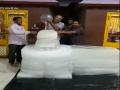 महाशिवरात्रीनिमित्त कोल्हापुरात साकारले बर्फाचे शिवलिंग - Marathi News | Ice Shivalinga in Kolhapur celebrated by Mahashivratri | Latest kolhapur Videos at Lokmat.com