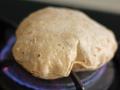 मऊ पोळी कशी बनवाल ? - Marathi News | How to make a soft roti? | Latest food Videos at Lokmat.com