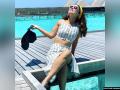 हिना खान मालदिवमध्ये कुटुंबियांसोबत घालवतेय वेळ - Marathi News | Tv Actress Hina Khan enjoying in Maldives | Latest filmy Photos at Lokmat.com