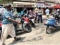 मद्य खरेदीसाठी मेडिकलच्या दुकानांसमाेर गर्दी; औषध विक्रेत्यांना मनस्ताप - Marathi News | Crowds in front of medical shops to buy alcohol; Annoyance to drug dealers | Latest mumbai News at Lokmat.com