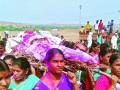 माणचा दुष्काळ मेला.. त्याच्या मातीला चला! शेवटच्या दिवशीही श्रमदान - Marathi News | The drought of the man fell .. Come to his clay! Shramdan on the last day | Latest satara News at Lokmat.com