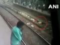 Video : आयुष्य संपवण्यासाठी 'तो' रेल्वे रुळांवर झोपला आणि... - Marathi News | Man attempts suicide on Kurla railway tracks RPF and passengers saved him watch video | Latest mumbai News at Lokmat.com