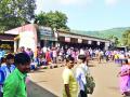 रत्नागिरी : गाड्या दोन तास उशिराने सुटल्याने प्रवासी नाराज - Marathi News | Ratnagiri: Passengers get angry after the departure of the trains for two hours | Latest ratnagiri News at Lokmat.com
