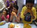 किती गोड ! बच्चेकंपनी आंबे खाण्यात दंग - Marathi News |  How sweet! children busy in eating mangoes | Latest pune Photos at Lokmat.com