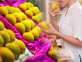Mango Buying Tips : आपण विकत घेत असलेले आंबे केमिकल वापरुन पिकवलेत की नाही हे कसं ओळखाल? ३ सोप्या ट्रीक्स - Marathi News | Mango Buying Tips: How do you know if the mangoes you are buying are chemically grown or not? 3 simple tricks | Latest sakhi News at Lokmat.com