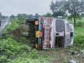 वाशिम - मंगरूळपीर रस्त्यावर ट्रक उलटला; जीवितहानी टळली - Marathi News | Washim - Truck overturned on Mangarulpir road | Latest vashim News at Lokmat.com