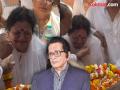 Manoj Kumar : मनोज कुमार यांना अखेरचा निरोप देताना ढसाढसा रडल्या पत्नी शशी गोस्वामी, व्हिडीओ पाहून व्हाल भावुक - Marathi News | Wife Shashi Goswami cries while giving her last goodbye to Manoj Kumar, you will be emotional after watching the video | Latest filmy News at Lokmat.com