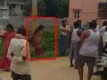 Video: कर्ज न फेडल्याने महिलेला पोलला बांधून केली अमानुष मारहाण - Marathi News | Video: Inhuman assault by a woman who did not pay the loan | Latest national News at Lokmat.com