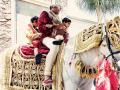 नवरदेवाने घोड्यावरूनच भरला ५०० रुपये दंड - Marathi News | Groom paid a fine of Rs. 500 on horseback | Latest nagpur News at Lokmat.com