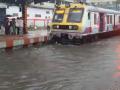 ‘त्या’मुळेच रुळांवर साचले पाणी : मध्य रेल्वे - Marathi News | Heavy rains on Monday caused the Central Railway tracks to be submerged in water | Latest mumbai News at Lokmat.com