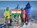 सोलापूरच्या गिर्यारोहकांनी माउंट एल्ब्रूसवर फडकविला तिरंगा - Marathi News | Solapur climbers hit the tricolor on Mount Elbrus | Latest maharashtra News at Lokmat.com