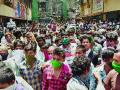 लॉकडाउनची ऐशीतैशी : मुंब्य्रात शेकडो नागरिक रस्त्यावर - Marathi News | Hundreds of citizens on the streets in Mumbai | Latest thane News at Lokmat.com