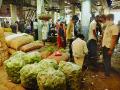 मुंबई बाजार समितीत भाजीसह कांदा मार्केट सुरू - Marathi News | Onion market with vegetables started in Mumbai Market Committee | Latest mumbai News at Lokmat.com