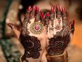 मेहंदीचा रंग खुलवण्यासाठी काही घरगुती टिप्स! - Marathi News | Tips to get Dark Mehndi Naturally | Latest beauty News at Lokmat.com