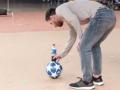 लिओनेल मेस्सीची 'ती' व्हायरल किक, पाहा व्हिडीओ... - Marathi News | Watch: Lionel Messi incredible trick shot and leaves football Twitter in awe | Latest football News at Lokmat.com