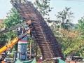 मोठा अनर्थ टळला...! चिंचवड स्टेशनजवळ मेट्रो खांबाचा सांगाडा कलंडला - Marathi News | The skeleton of a metro pole was found near Chinchwad station. | Latest pimpri-chinchwad News at Lokmat.com